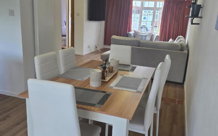 4BR in Staines with Private Garden & Easy Parking