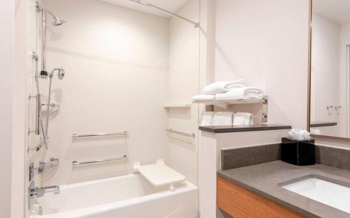 Fairfield by Marriott Inn & Suites Fair Oaks Farms