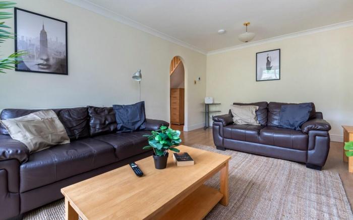 9 mins from Tower Bridge  3BR City Home w/Parking