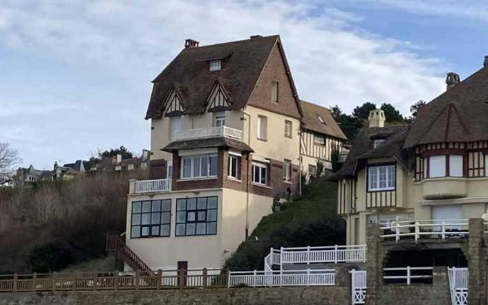 The Benervilloise villa with its feet in the water