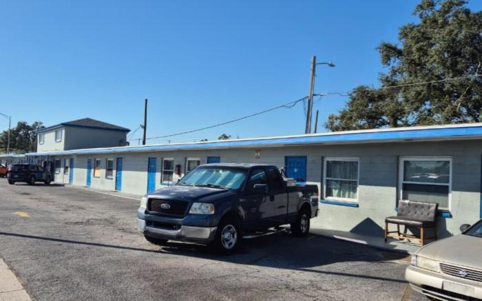 Base Motel By OYO South Tampa