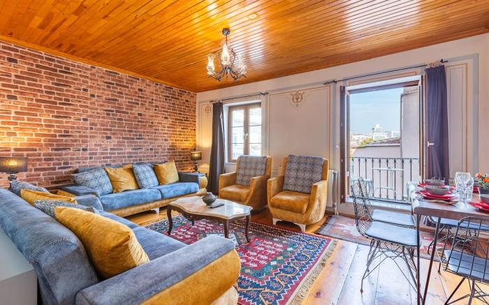 1+1 Flat W/Balcony.Sea view,near metro ,Galata Twr