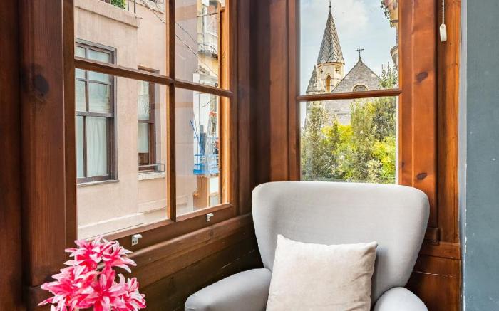 1+1 High Ceilinged Flat W/bay window ,Galata,Metro