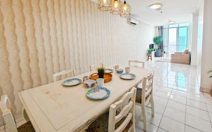 Large 2BR Ambassador 2 Apt w/ Pool, Gym, WiFi 