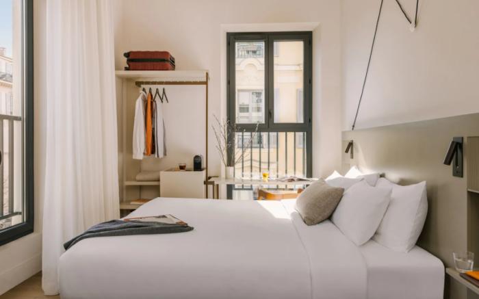 Yelo Jean Médecin Hotel, Sonder
