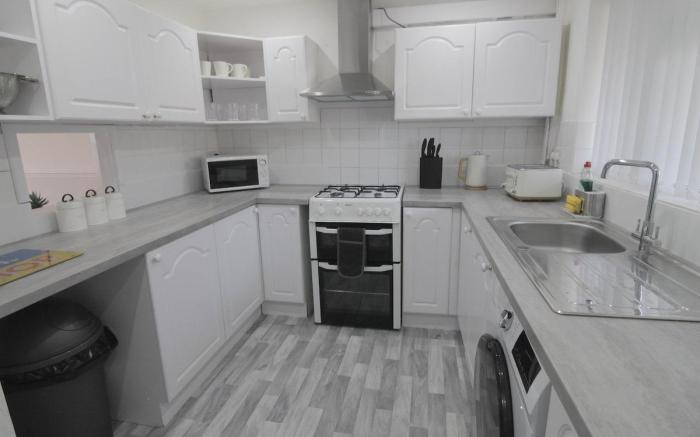 3Bed Central Flat - free parking