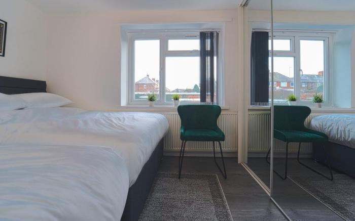 Large 7 Bed House - Close to Warwick