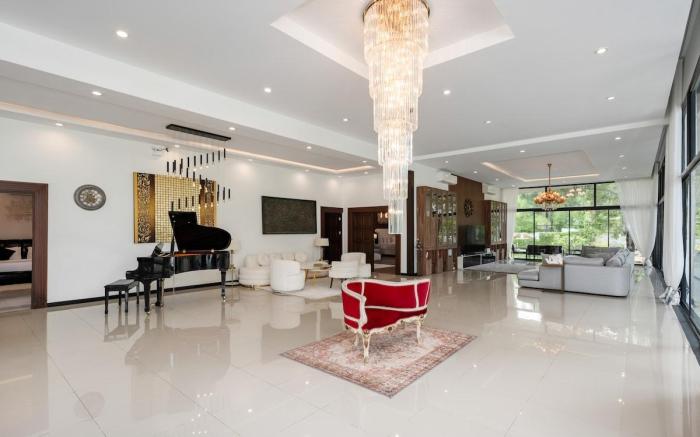 Huge Pool Villa with Private Lake 4BR 10 Persons