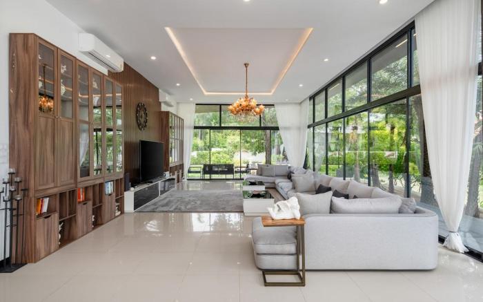 Huge Pool Villa with Private Lake 4BR 10 Persons