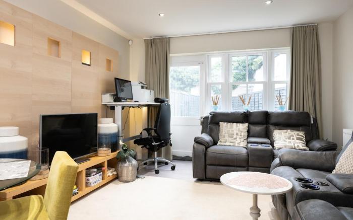 Leamington 4BR/4BA Executive