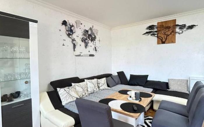 Light & Wood Design - 89 m2 Apartment in Prague
