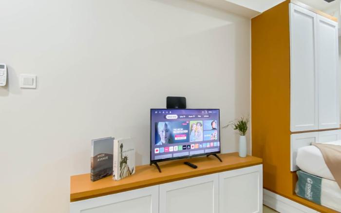 Cozy Living Studio Room Meikarta Apt By Travelio