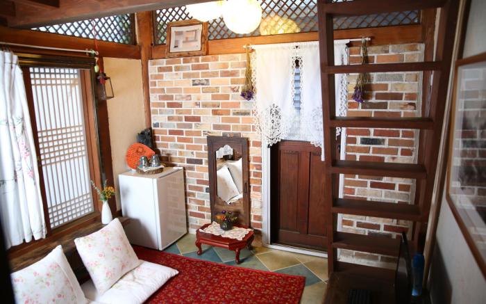 Gyodong Salrae Guesthouse