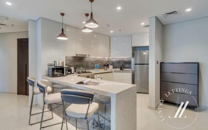 Luxury 2BDR Apartment with Private Balcony