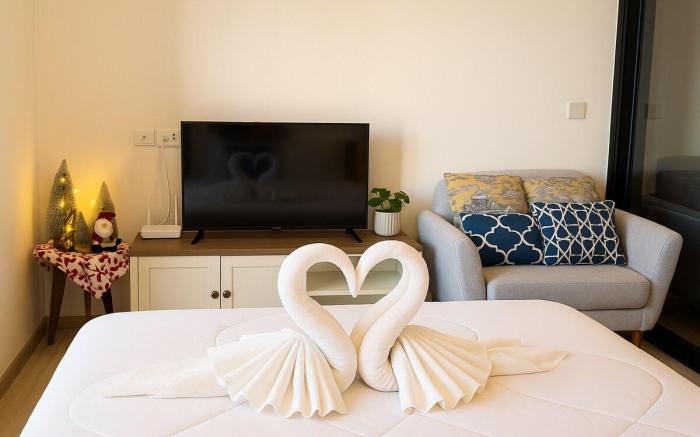 Boutique Poolview Stay l Walk to Central Phuket