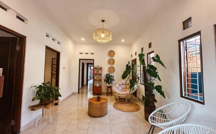 Spacious 6 Bedroom House Near Keraton Kamudi Jogja
