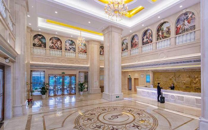 Vienna Hotel Huangshi Development Zone Olympic Center Dinosaur Dream Factory