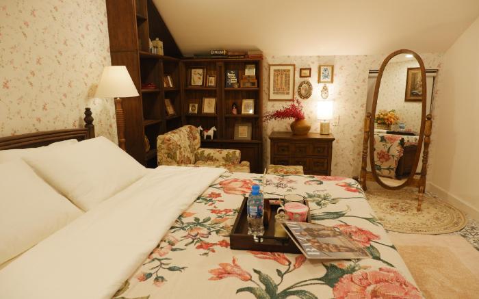 The Rustic Home - Room 2