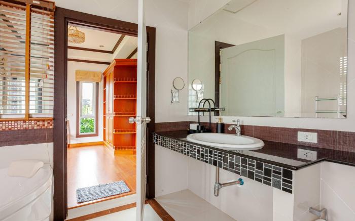 Luxury Iconic Royal Boat Pool Villa North Pattaya