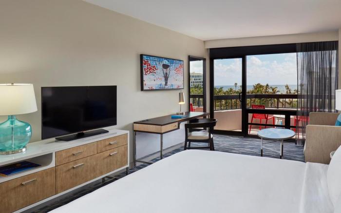 Waterstone Resort & Marina Boca Raton, Curio Collection by Hilton