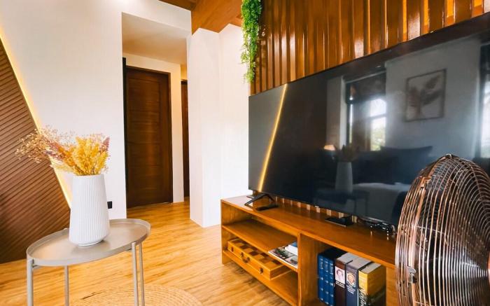 Modern Tropical Villa w/ pool near Tagaytay