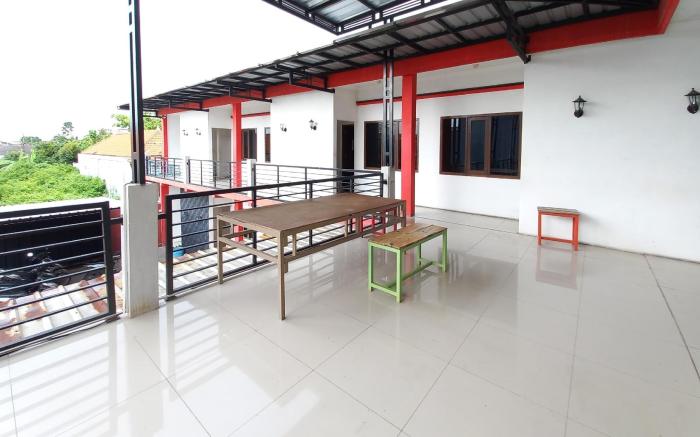 RedDoorz Syariah @ Homestay Bougenville near Taman Alun-Alun Kota Lamongan