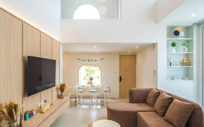 Modern 4 BR Home - Walk to Shopping/Supermarket