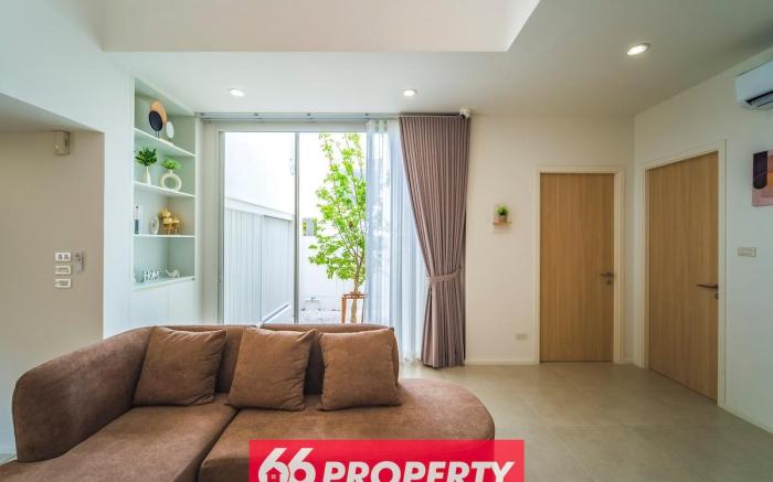 Modern 4 BR Home - Walk to Shopping/Supermarket
