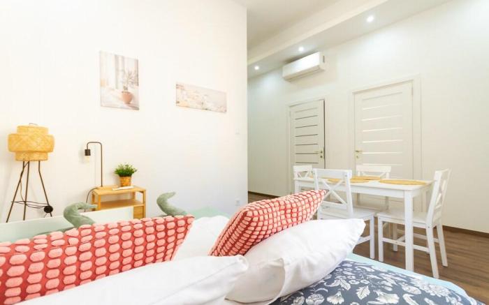 Mediterranean Hideaway w 2 BR 2 lvngrm & AC by NW