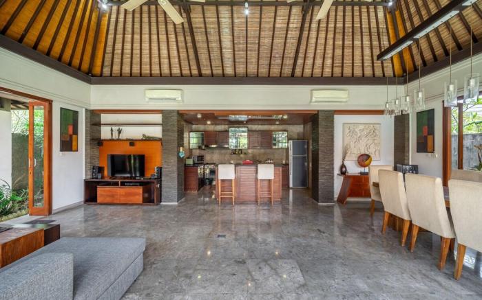 Beachside 3 BR Villa Di Bucu