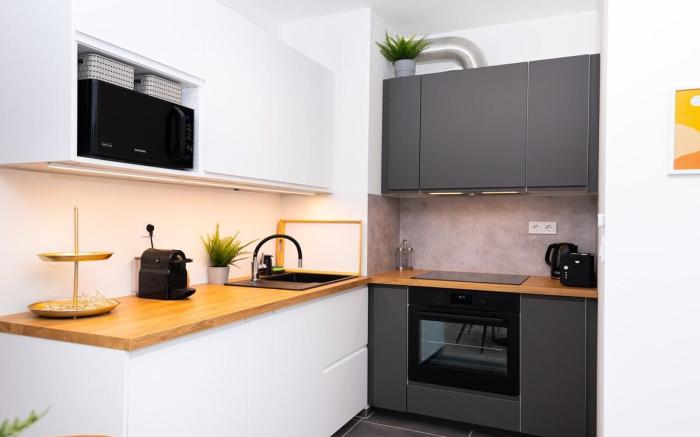 Chic207 Retreat: Modern 1BR Gem with Garage by NW