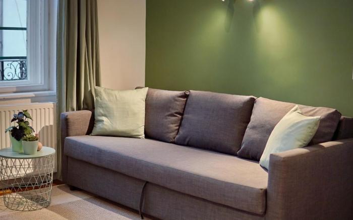 Modern Green Apt w FREE Parking, Projector+Netflix