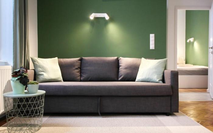Modern Green Apt w FREE Parking, Projector+Netflix
