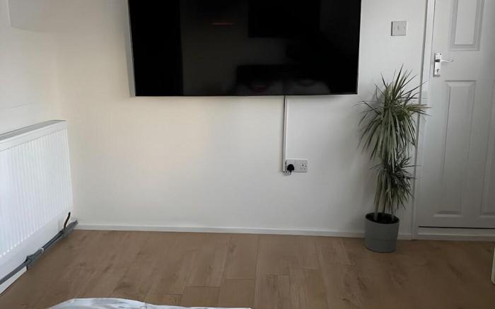 Self-contained en-suite close to Wembley stadium