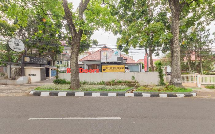 RedDoorz Plus @ Cipaganti Street 3