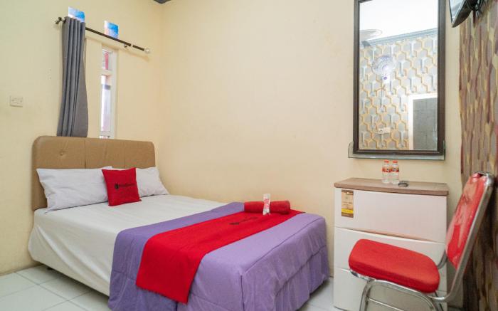 RedDoorz near Alun Alun Batu