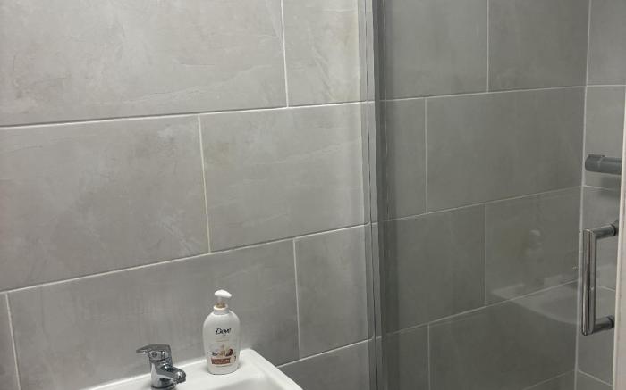 4 Bedroom Aprt in Warwick with free parking & Wifi