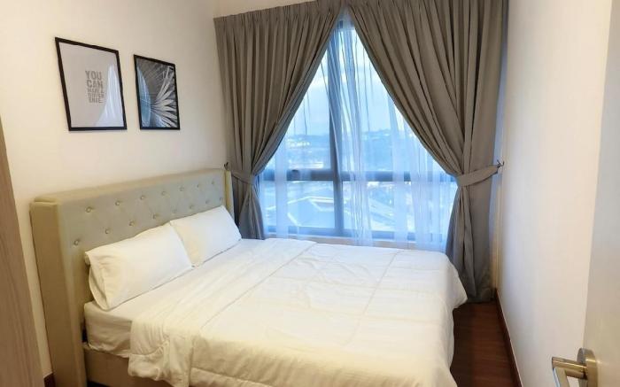 Sunsuria 3BR Luxury White Design 8pax -2CP Netflix