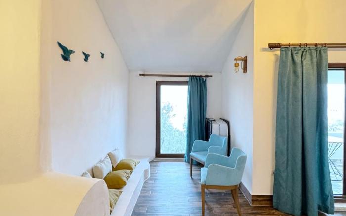 Beachfront Stay w/ Balcony & Lesvos View