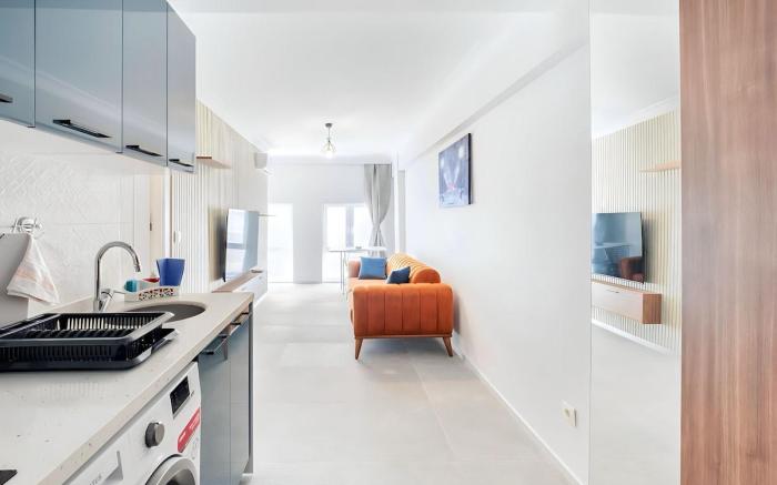 Central Renovated Apartment Near Metro w/Elevator