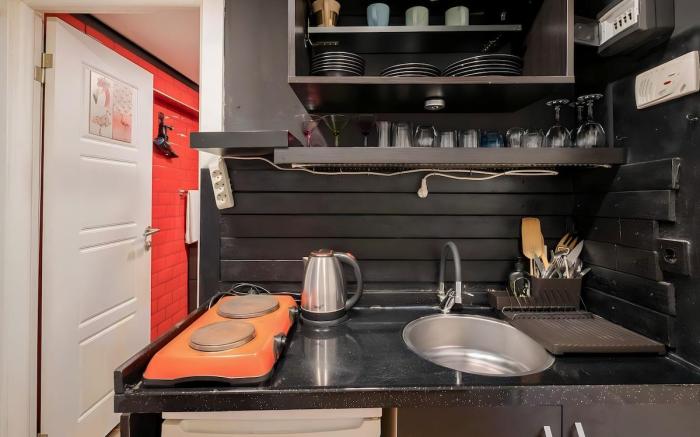 Cozy Central Flat w/Netflix & Elevator Near Metro