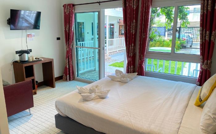 The Golden Beach Resort Naiyang