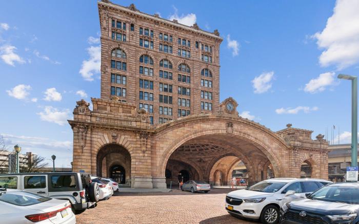 Placemakr Downtown Pittsburgh at The Pennsylvanian