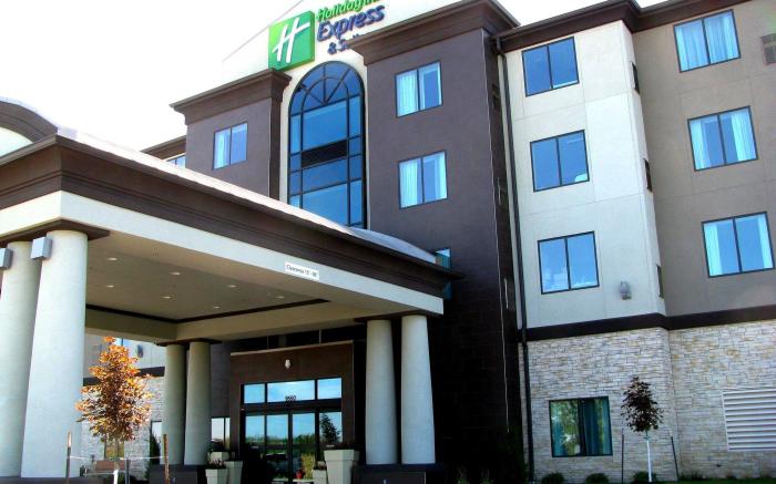 Holiday Inn Express & Suites Kansas City Airport By IHG