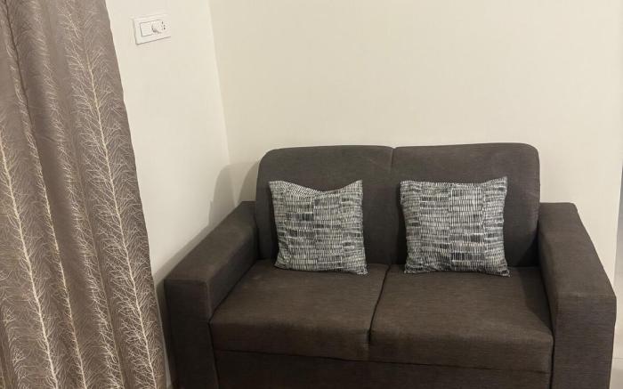 Airport Gateway 2BHK PVT APT. BL|AC|Swimming Pool