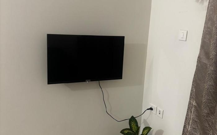 Airport Gateway 2BHK PVT APT. BL|AC|Swimming Pool
