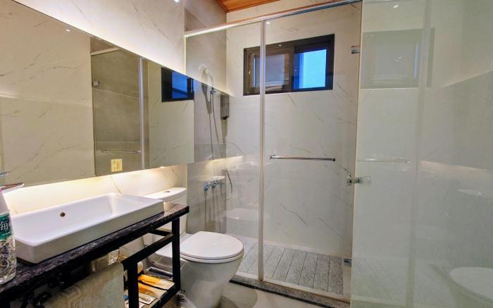 82 Traveler  elevator Inn F1  Left bank view room