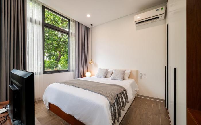 Sunny 1 BR with big windows #2