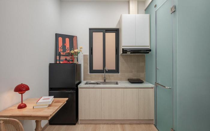 Budget Chic Apt Near Airport #2