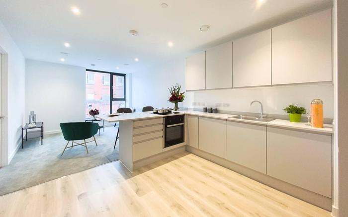 Lakeside - Central Apartment - Free Parking - Cinema Room